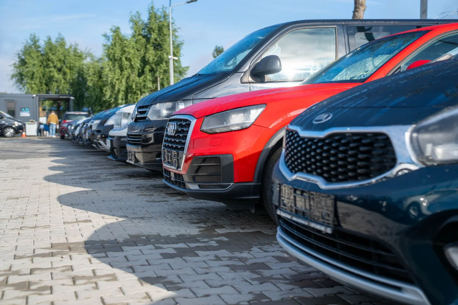 “În fiecare an vindem sute de autoturisme fără reclamații. Acum, în campania de sărbători, vrem să oferim și ceva în plus — garantat.” — Florin Șterpu, CEO