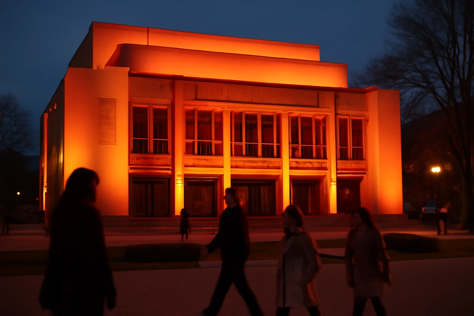 Teatrul „Matei Vișniec” din Suceava, iluminat în portocaliu de Ziua Mondială de Luptă împotriva Cancerului